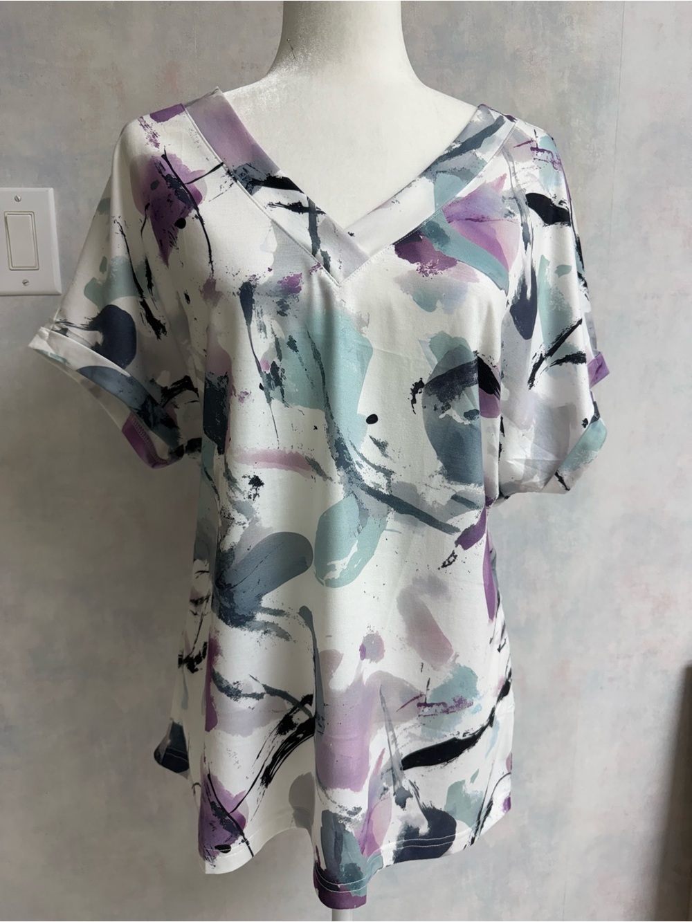 1/$10 or 2/$15 NWOT V-Neck Green & Purple Multi Tee. Casual Tee